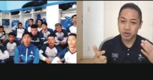 モンゴルで行われたＵ―２３アジアカップ予選のマレーシア戦で、選手たちに日本からオンラインで語りかける間瀬氏（右）＝１０月２８日（本人提供）